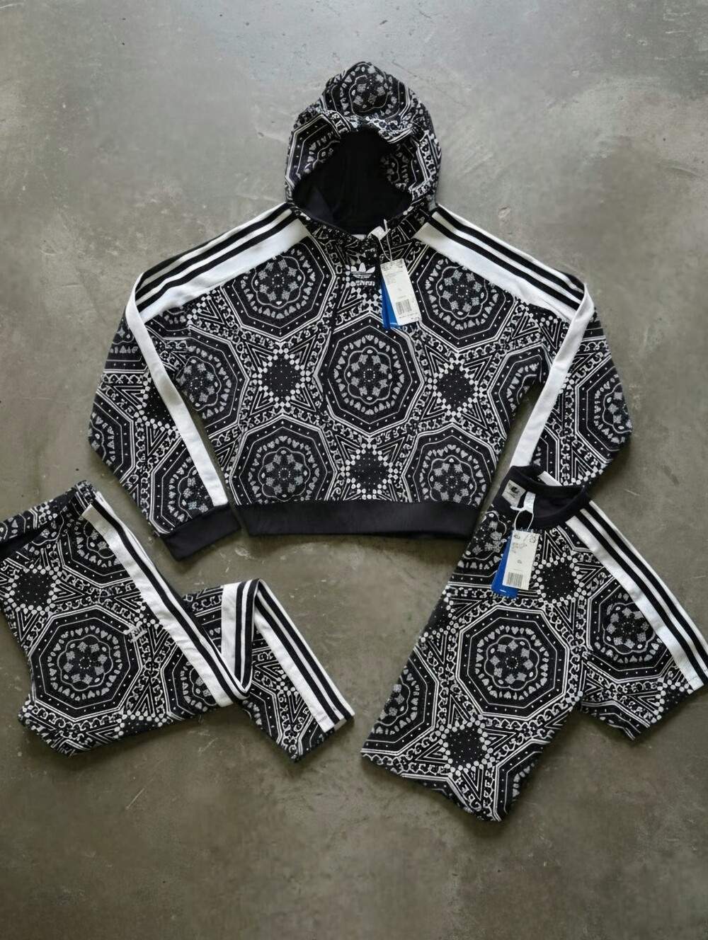 NWT Adidas Originals Kaleidoscope/Bandana Print Set